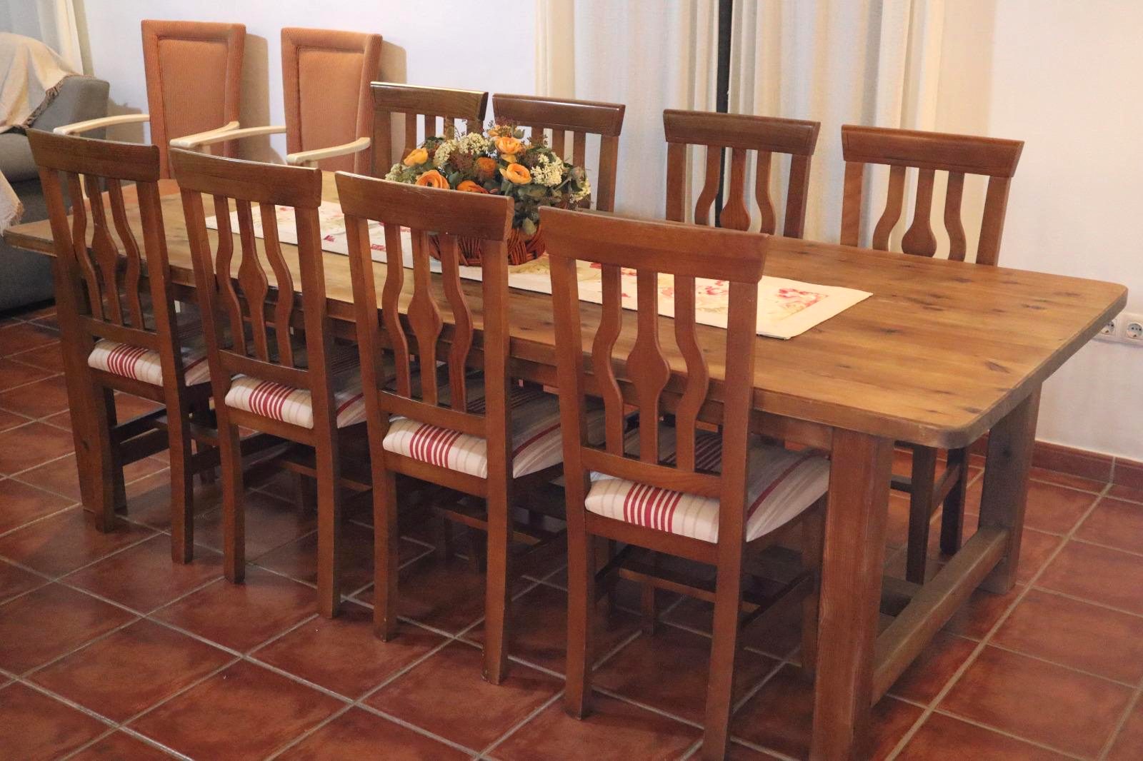 Comedor con gran mesa de madera para toda la familia