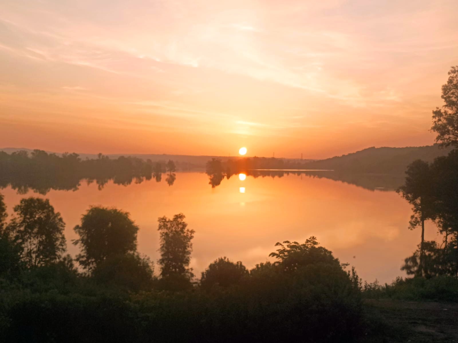 Amanecer sobre el lago de Lagos del Serrano